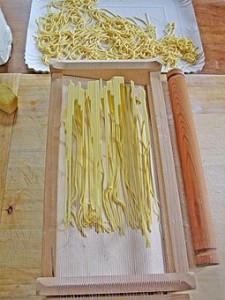 molto vasta ed è originaria dalle tradizioni sia pastorali delle zone interne montane che marinare della zona costiera; tra gli alimenti più utilizzati troviamo: il pane, la pasta, la carne, formaggi e il vino. L'isolamento che per decenni ha caratterizzato la regione ha fatto sì che quest'ultima Spaghetti alla chitarra.