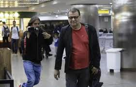 Battisti come un manager, paparazzato in aeroporto: non gli sono mai mancati i soldi per vivere e viaggiare , facendo perdere le sue tracce.