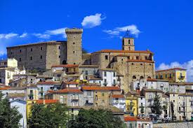 Chieti città turrita è da visitare e non manca, com'è una regola nella Penisola, di pregevoli piazze e chiese. La cucina abruzzese è rinomata ed originale.