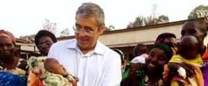 Sempre in Burundi: Cuffaro regge in mano soddisfatto un neonato guarito da riconsegnare alla mamma.