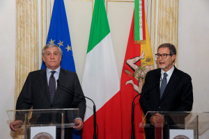 Prima tappa a palazzod'Orleans:Tajani e Musmeci si intrattengono a parlare a porte cihuse, poi ricevono la stampa nella sala con le con le colonne.