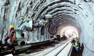 La nuova galleria che unisce Italia e Francia passa sotto il Moncenisio sostituendo llo storico Frejus, ormai irrimediabilmente obsoleto anche se secondo i No Tav che"parlano" di gommato e navi...