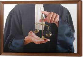 Justitia: la bilancia è il simbolo della giustizia uguale per tutti. Di regolai "ricchi" sono favoriti per aver avvocati più bravi.E' una legge di natura che vige anche fuori dai tribunali.Questi,però, devono giudicare solo in base al "merito" e alla colpevolezza rispetto alla legge e giustificare la decisione.