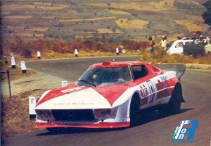La Lancia Stratos , qui in versione rosso Italia, ha vinto anche la targa Florio 1974 con l'equipaggio italo francese Ballestrieri -Larrouse. L'anno prima era stata seconda con Munari-Andruet dietro la Porsche di Muller e davanti a quella di Kinnunen. Giorgio Munari vinse quella del 1972 come "secondo" di Mezario su Ferrari.