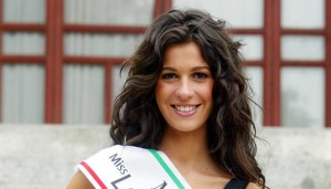 Sulla bella Matilde Siracusano qui in occasione di Miss Italia 2008, circola un'indiscrezione: si dice che fu considerata in partenza anche perché ritenuta nipote dell'ex ministro Antonio Martino. Ma si è dimostrata, poi, una deputata molto attiva e all'altezza del suo ruolo...