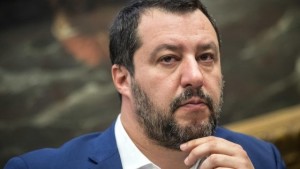 Il ministro Salvini impassibile di fronte al "J'accuse" dell'opposizione in Parlamento.