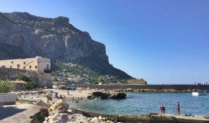 Mattinata alla Vergine Maria con bagnanti nel golfo di Palermo.