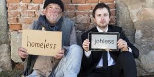 Impiegato disoccupato e barbone.La strada è quella: l'economia moderna - con l'accentramento della produzione - produce il fenomeno della disoccupazione