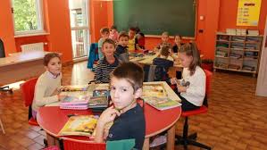 Una classe ideale:non piùisoliti banch, mapiccoli tavolirootpondiadatti ailavoridigruppo.