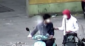 Pusher si scambiano la merce. Il commercio avviene nella clandestinità, in angoli degradati della città.