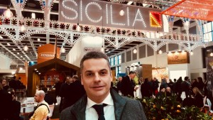 L'assessore Edy Bandiera davanti allo stand Sicilia