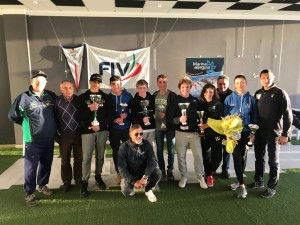 Foto ricordo: pace fatta fra i premiati e la giuria.