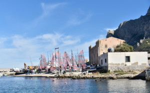 I 29er a riva in attesa dell'ordine"barche a mare": la vela agonistica di livello sbarca a Sferracavallo grazie allocale Circolo Velico.