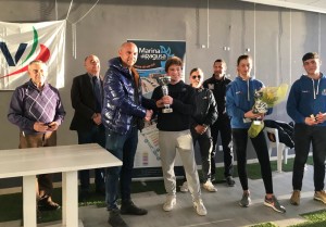 Premiazione: consegna il Consigliere comunale in nome del sindaco di Ragusa. Alle spalle il sindaco di Santa Croce che ha premiato laltro vincitore