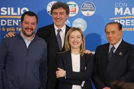 Foto ricordo della coalizione vincente: nuovamente uniti Salvini,Meloni e Berlusconi.