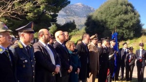 L'intera rappresentanza schierata per l'Inno nazionale.