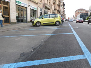 Anche in zona cliniche, si lucra su chi parcheggia.