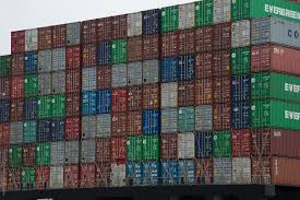 Container cellula del trasporto moderno.Sono esternamente solo di 2 misure standard e contengono i pallet anch'essi standardizzati. Ogni merce si trasporta così finché è possibile.