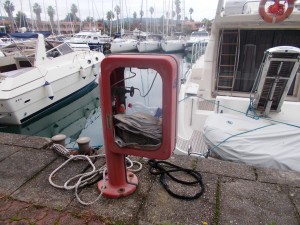 Colonnina antincendio in abbandono.La manichetta è bucata...