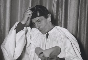 Edoardo De Filippo indossa la maschera di Pulcinella. Teatro San Ferdinando 1954.