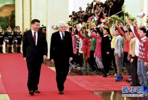 Mattarella ha visitato in Cina Xi Jinping. Non è l'unico: da Berlusconi a Renzi, a Gentiloni hanno tutti teso la mano a Pechino. Adesso "la Montagna viene a Maometto. Speriamo bene. Secondo chi scrive lo sarà e grande.