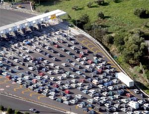 Strade intasate nei giorni di traffico, ovviabile col potenziamento delle ferrovie e l'alta velocità.
