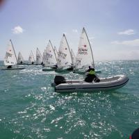 Eccoli in mare seguito dal gommone dell'organizzazione.