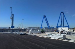 Uno scorcio dellomsconfinatoporto i Augusta, il più grande porto naturaled'Europa: 16 mt di fondo natuarale,adattoal gigantismo navale. SDa qui lo sviluppo del "petrolchimico" e l'arrivo di miriadi di gassiere e petroliere.