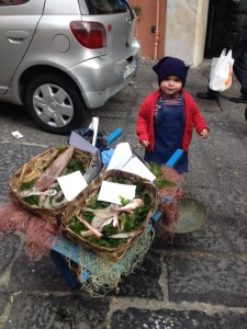 Pesciin strada su un improvvisato carrettino, fresco di mare e a prezzi da saldo...