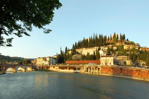 Un'immagine di Verona che sispecchia sull'Adige. LacittàdiGiulietta e Romeo ha appena ospitato la (troppo) contestata marcia per la vita, tappa di un evento di livello planetario, ndr.)