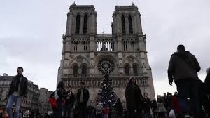La famosa facciata di Notre Dame, com'era. Meta di fedeli e di turisti.