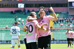 Stefano Moreo gioisce con i compagni dopo il gol Mike Palazzotto