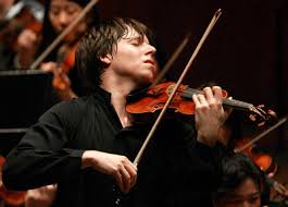 Joshua Bell solista d'orchestra in teatro. Suonare il violinoèun'attivitàimpegnativa che richiude una vita distudio e ...allenamento. Suonarlo bene è un dono del cielo... 