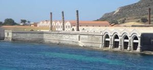 La"Tonnara museo" di Favignana. La parola tonnara si riferisce anche all'impiantoa terra.Qui avveniva anche la lavorazione (inscatolamento etc) al tempo dei Florio in anni, anche qui, definiti "d'oro".