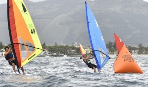 Casagrande e Catalano ingaggiati con vento leggero alla boa di bolina.
