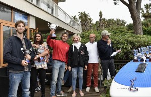E 'il momento delle foto ricordo: Alberti mostra la coppa appena conquistata.