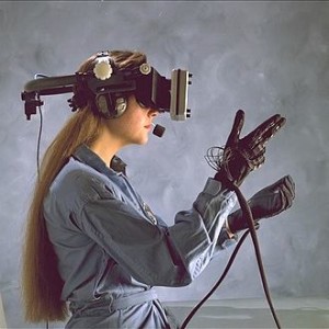 Una ragazza che utilizza visore, guanti e cuffie per interagire in un ambiente virtuale.