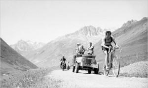 Fausto Coppi e la sua compagna: la "Dama bianca" per l'abitudine di vestirsi di bianco. Forse così si rendeva immediatamente visibile dal Campionissimo agli arrivi. Fu la madre di suo figlio.