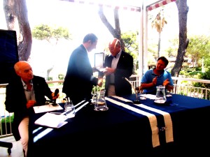 Il presidente nazionale della FIV Francesco Ettorre dona una targa al Club Lauria complimentandosi con il presidente Giorgio Matracia