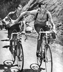 La foto - forse - più riprodotta dello sport italiano: i rivali che avevano diviso l'Italia in due, si scambiano la borraccia al Tour. Qualcuno considera l'immagine simbolo dell'Italia della ricostruzione.