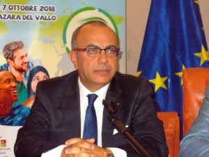 Nino Carlino è ilpresidente delDistrettoPesca e organizzatore del Blkuìe sea land.E'succedutol'annoscorsoalcompiantoGiovanni Tumbiolo.