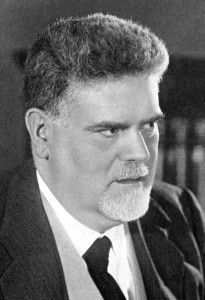 Giovanni Gentile, il filoso che venne torturato e trucidato davanti alla sua villa per aver concepito e firmato la riforma scolastica al tempo del fascismo. Tale riforma rimase in vigore fino alla nuova a quella che, negli anni '60 introdusse la "Nuova scuola media" e limitò l'uso dei voti e lo studio a memoria, il più grande disastro culturale dell'Italia repubblicana.
