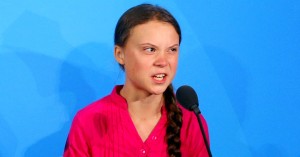 Greta Thunberg poteva essere un'ottima sibilla cumana.da far apparire poche volte l'anno. Viene esibita come le bimbe che hanno visto la Madonna ma non è vero. (AP Photo/Jason DeCrow)