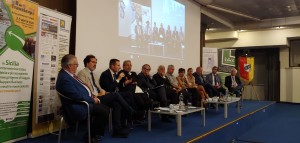 Un momento della conferenza nella sala congressi dell'Hotel San Paolo.