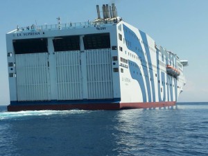 La Suprema, grande RO-Ro, o meglio Ro-pax della Grandi Navi Veloci "accorcia l'Italia, unendo Genova a Palermo,la Sicilia al cuore del Continente. Può caricare,grazie ai suoi ponti fissi e mobili interni, una colonna di oltre 14 Km di Tir.