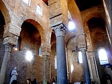 Gli archi sono d stile prettamente romanico e le colonne con capitelli corinzie addirttura "romane".