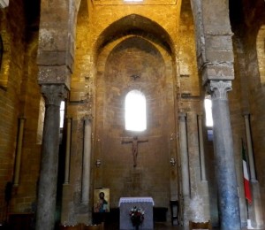 Visione dell'abside si Santa Maria Maddalena, con l'arco a doppio sesto che circoscrive la classica volta cristiana (dell'abside) a semi cupola.