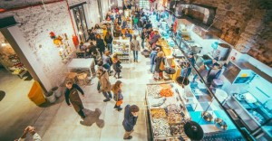 Le vie della Casbah,di per sé un susseguirsi di sorprese, sia animano di stand affollati.