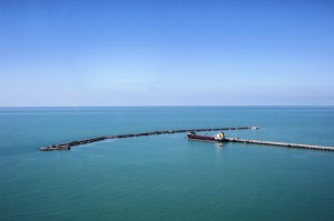 L'approdo per le petroliere e la diga offshore accessibile da lati.