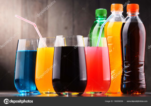Acqua minerale, estratti di frutta, betacarotene, caramello, zucchero,un po' di bollicine, colpo mortale alla salute. Costeranno di più, ne berremo di meno.
